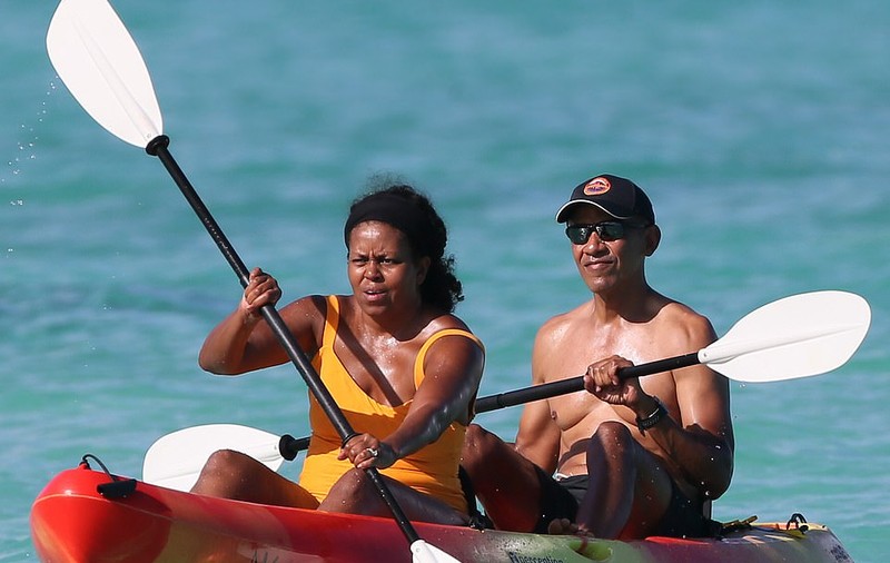 Soții Obama, distracție pe caiac, în Hawaii, fără măști și fără griji. Fosta primă doamnă dictează ritmul