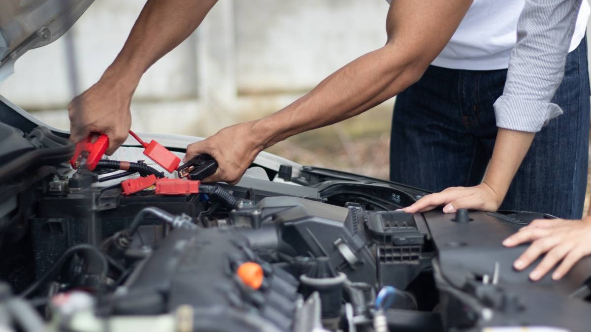 Tehnician profesionist verifică motorul unei mașini defecte, folosind unelte pentru a diagnostica problemele de putere și a începe o reparație auto de urgență.