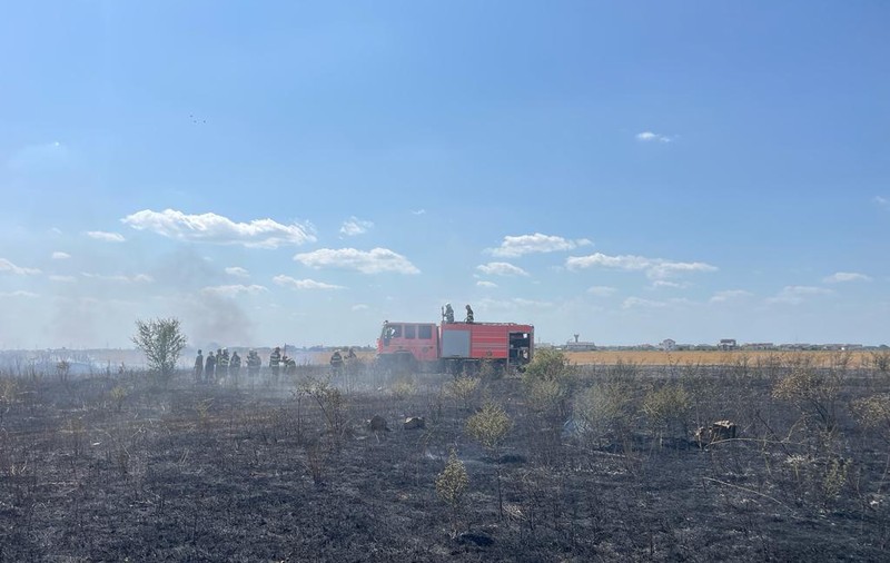 Un nou incendiu la marginea Bucureștiului. S-a manifestat pe o suprafață mare cu degajări mari de fum