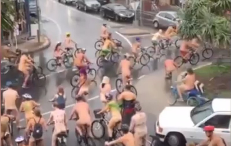 Au pedalat în pielea goală, într-un protest inedit / VIDEO