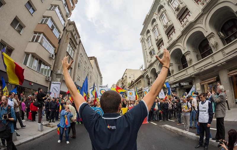 Protest cu scaune în fața Palatului Cotroceni. Ce i se reproșează președintelui Iohannis