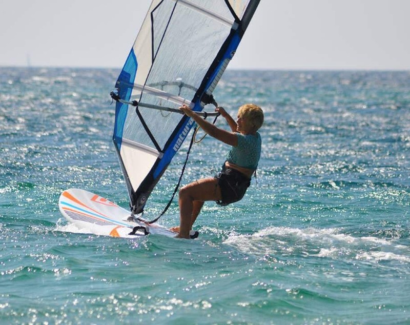 VIDEO | O femeie de 82 de ani, din Grecia, face windsurfing. Ea a intrat în Cartea Recordurilor