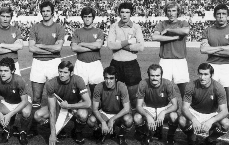 Sandro Mazzola, rândul de jos, al doilea de la dreapta, în naționala Italiei