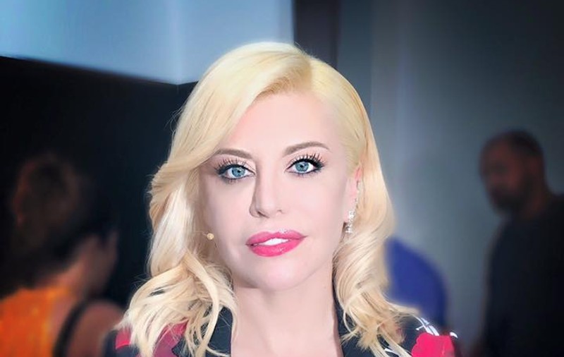 Loredana ține cu dinții de modă. A șocat plaja cu papucii ăștia
