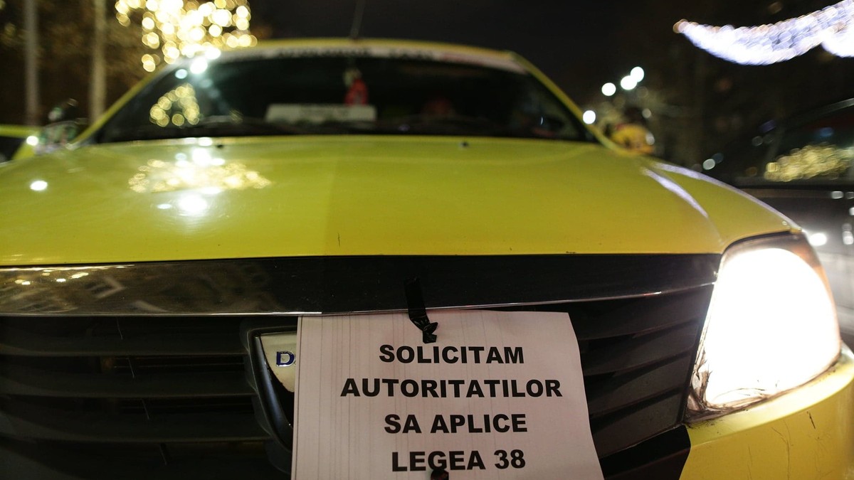 Taxi vs Uber. Cine e mai evazionist și mai ilegalist? Taxi cu mesaj de protest anti-Uber