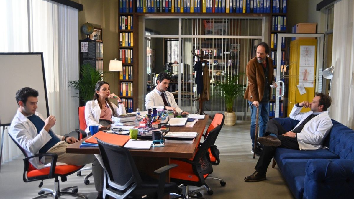 Timucin Esen alături de actorii din serialul „Pe mâini bune”, difuzat de Kanal D
