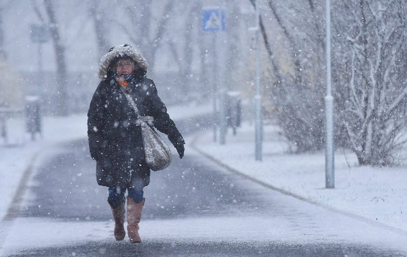 Ger, ninsori și strat de zăpadă în București și în țară până miercuri dimineață. ANM a anunțat când scăpăm de frig