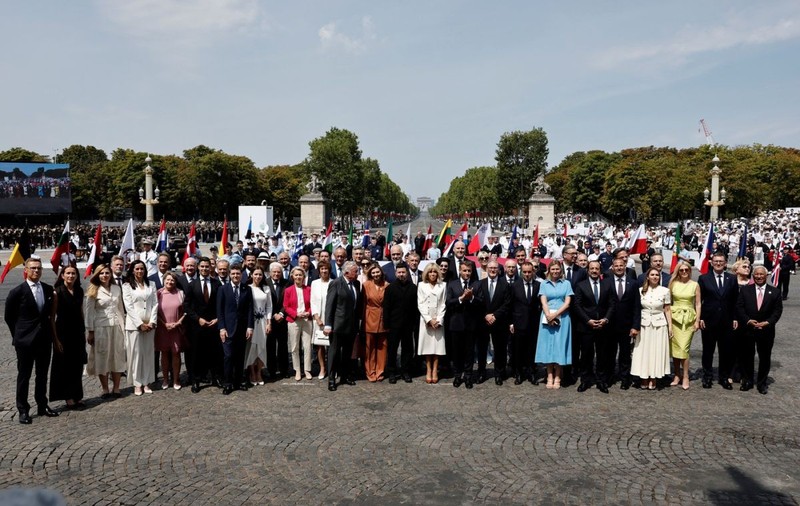 Unitate europeană de Ziua Franței: 30 de lideri UE participă, inclusiv Nicușor Dan. Emmanuel Macron își ia rămas-bun printr-o paradă istorică cu aproape 7.000 de soldați la Paris