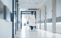 Un doctor care se află pe holul spitalului
