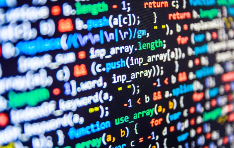 Studiu: software-ul, nu roboții, ne invadează locurile de muncă