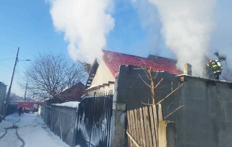 Incendiu puternic la o casă din Constanța: șase persoane, printre care trei copii, au fost evacuate. O femeie a fost dusă la spital
