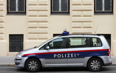 Mașină de poliție parcată lângă un bloc