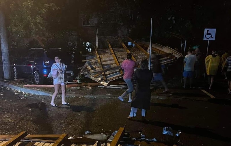 Mașini luate de ape, copaci doborâți și acoperișuri smulse de vânt, după o vijelie puternică la Craiova