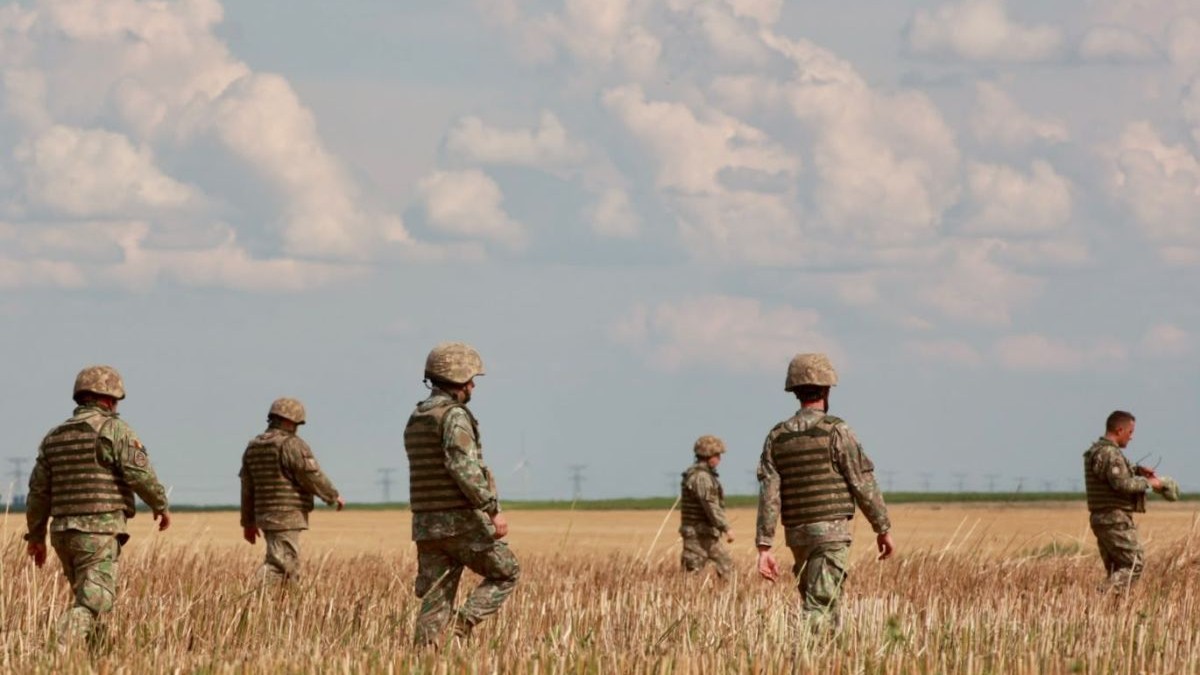 Un grup de militari caută pe un câmp de lângă Padina, județul Buzău, rămășițe de rachetă și dronă, după ce un avion F-16 a lovit o dronă