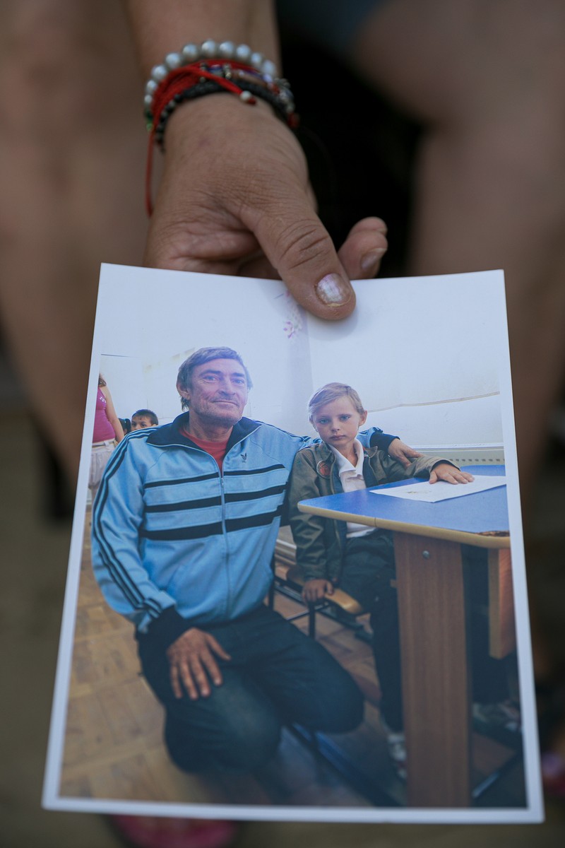 Alex, alături de tatăl său, în prima zi de școală