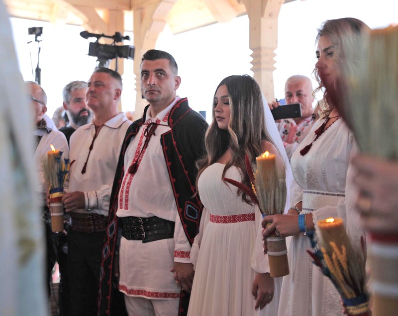 FOTO. Nunta lui George Simion, văzută de la fața locului. Câteva sute de oameni au rezistat în fața scenei, petrecerea a continuat până la 7 dimineața