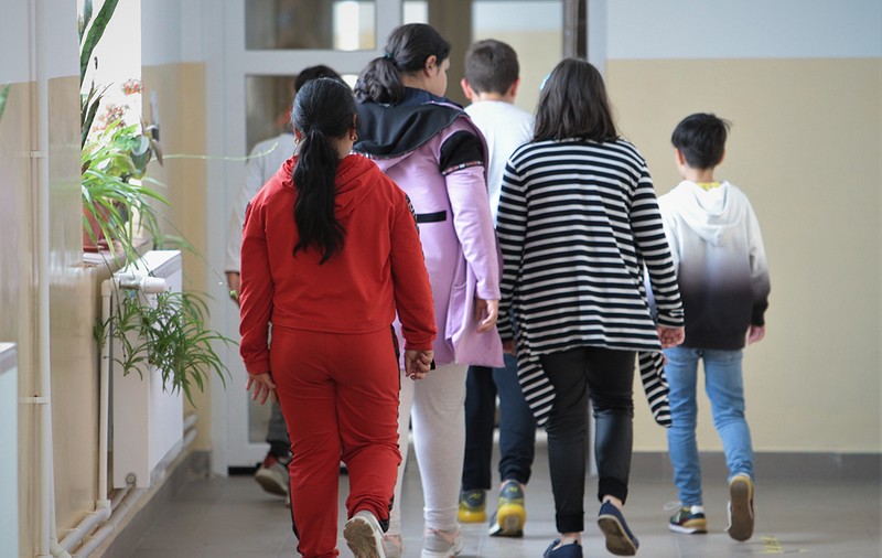 O elevă de clasa a VIII-a, din Ilfov, aproape în comă alcoolică, închisă în sala de sport de un profesor. Poliția face verificări