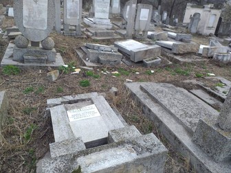 Zeci de morminte au fost distruse acum doi ani la Huși. Foto: Federația Comunităților Evreiești din România
