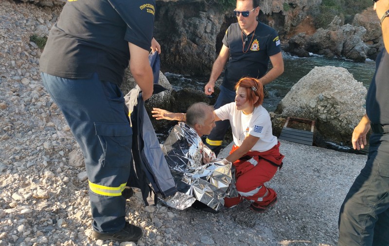 Primele imagini cu pilotul român al elicopterului prăbușit în Grecia, după ce a fost salvat