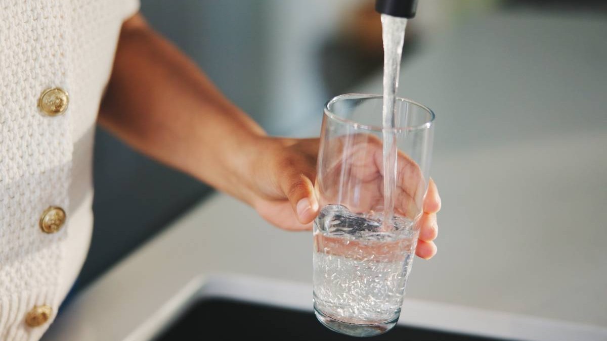 Pentru adulți, EFSA menține ca recomandări 2 litri pentru femei și 2,5 litri pentru bărbați. Fotografie cu caracter ilustrativ. Foto: Shutterstock.