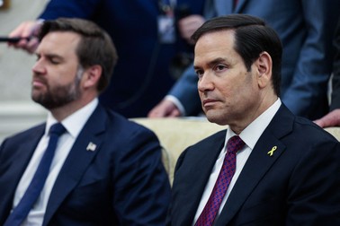 Vicepreședintele JD Vance (sttânga) și secretarul de stat Marco Rubio (dreapta), în Biroul Oval. Foto: Profimedia