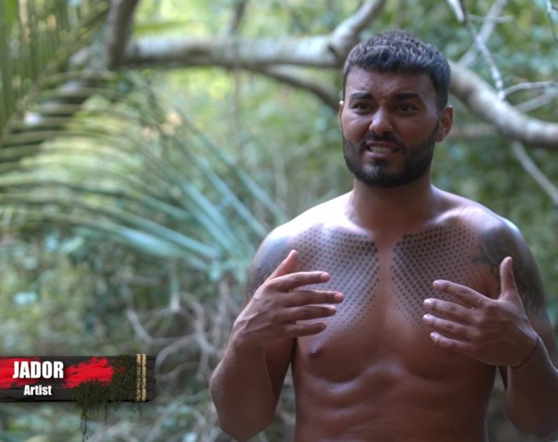 Jador a fost descalificat de la Survivor All Stars, în urma unei grave greșeli. Gestul făcut de artist i-a determinat pe producătorii emisiunii să ia măsuri