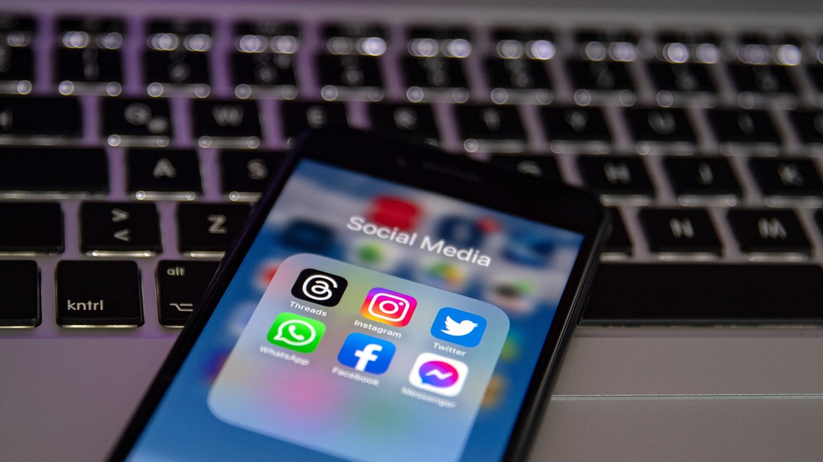 Telefon cu Instagram și Facebook pe un calculator