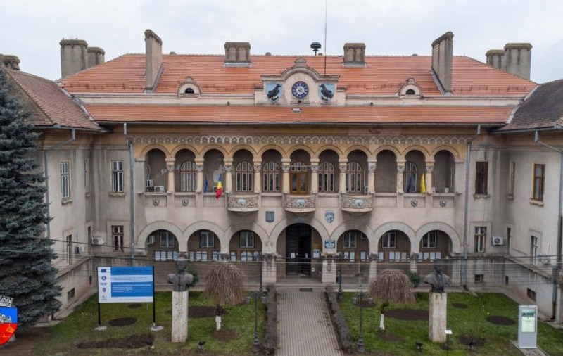 Un muncitor a căzut de pe acoperișul Primăriei Hunedoara