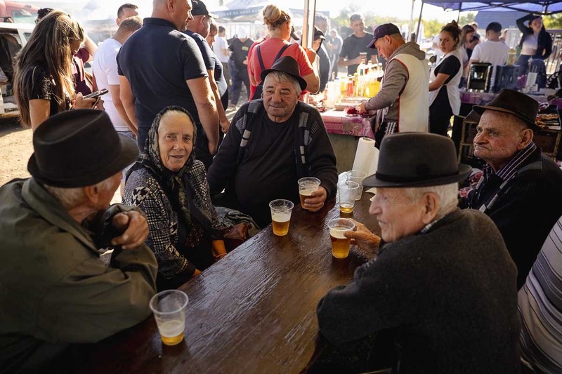 Susținătorii lui Călin Georgescu au discutat în jurul paharelor de bere. Sursa foto: Eli Driu
