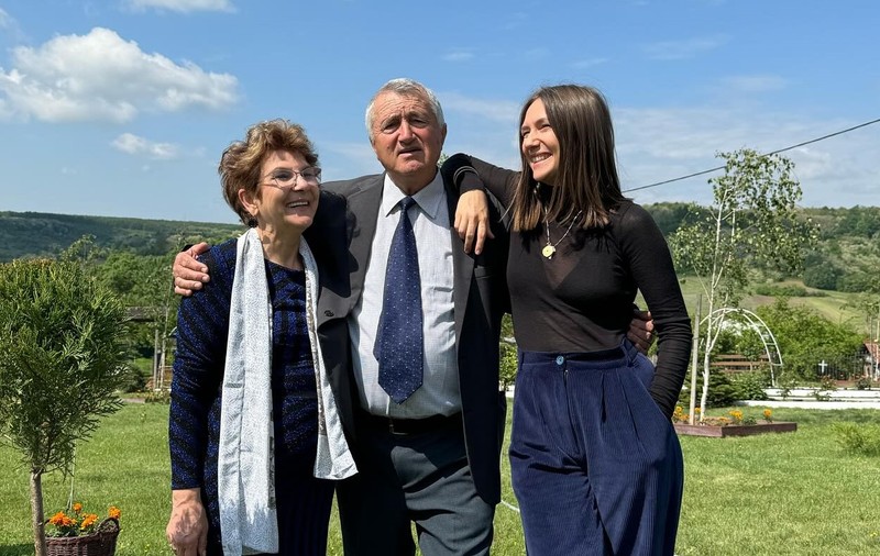 Motivul pentru care tatăl Adelei Popescu nu a fost prezent la premiera filmului Retreat Vama Veche, pentru a-și susține fiica. „Nu o putem ocoli”