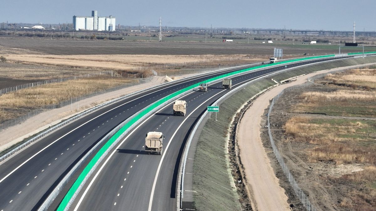 Mai multe basculante circulă pe lotul 3 al Autostrăzii Moldovei (A7) – Pietroasele–Buzău, parte a tronsonului Ploiești–Buzău, noiembrie 2025