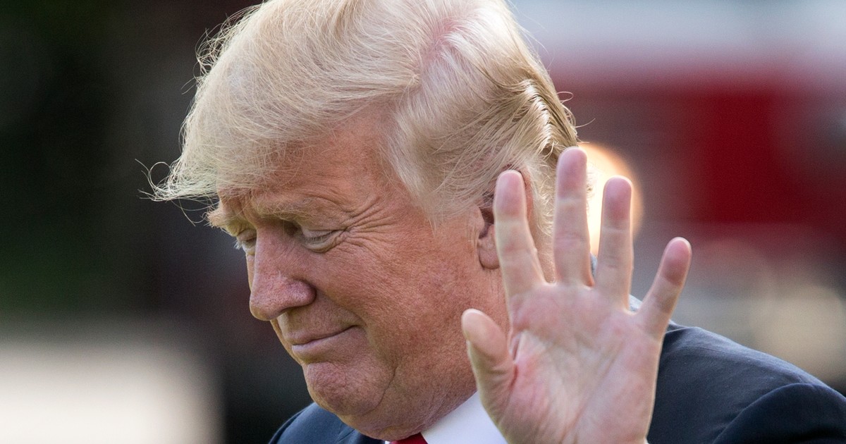 Reacția Franței, după ce Donald Trump a comentat protestele de la Paris. Donald Trump, cu mâna stângă ridicată în sus