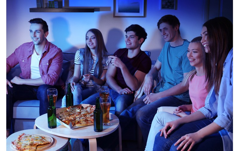 Cinema la tine în sufragerie: ingredientele unei seri de film reușite, de la atmosferă până la gustările ideale