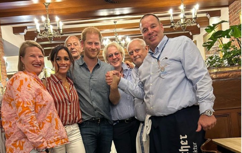 Prințul Harry și ducesa Meghan au luat masa la o berărie din Düsseldorf și au lăsat „bacșiș regal”. Ce meniu au avut