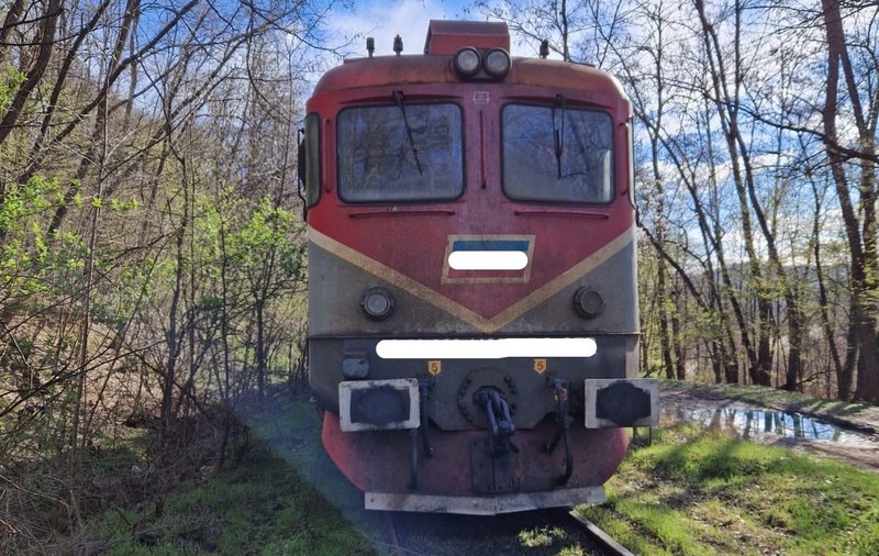 O locomotivă a deraiat în Vâlcea, iar rezervorul ei s-a spart. Aproape două tone de motorină s-au scurs