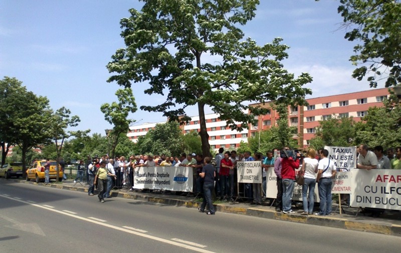Taximetriştii, protest în faţa primăriei