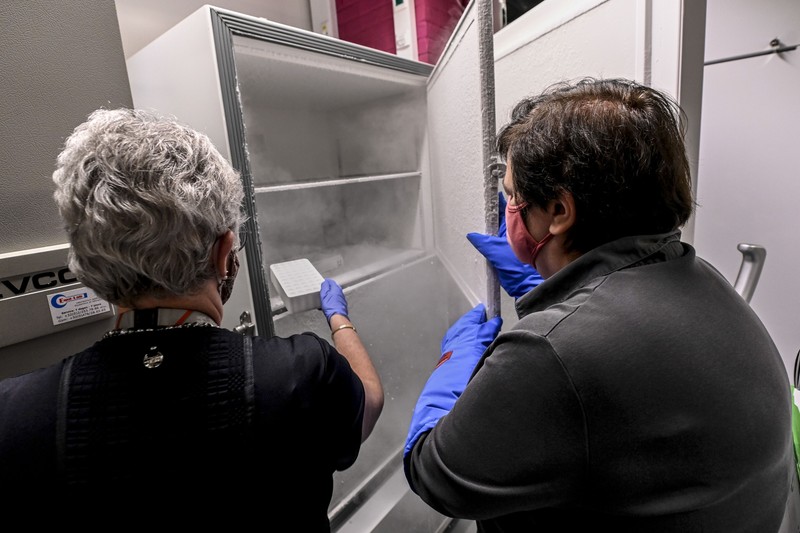 Personalul medical belgian învață să manipuleze dozele de vaccin anti-COVID. 17 decembrie 2020, Bruxelles | Foto: Hepta