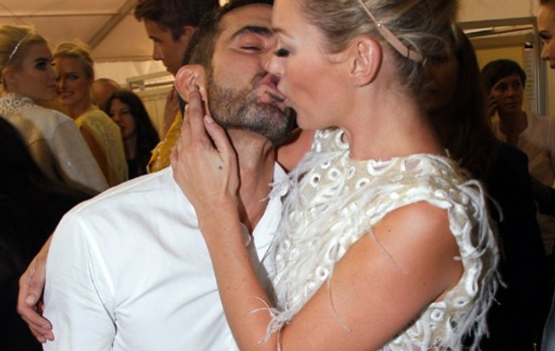Kate Moss şochează din nou. S-a sărutat cu Marc Jacobs, designerul homosexual