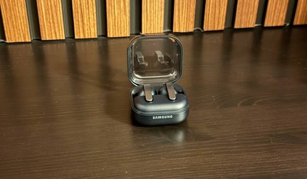 Samsung Galaxy Buds4 Pro sunt unele dintre cele mai bune căști in-ear pe care le poți cumpăra la ora actuală. Foto: Claudiu Râpan / Libertatea