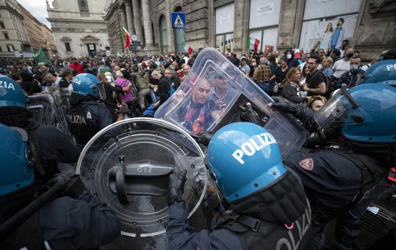 Proteste violente la Roma împotriva obligativității certificatului verde COVID la locul de muncă