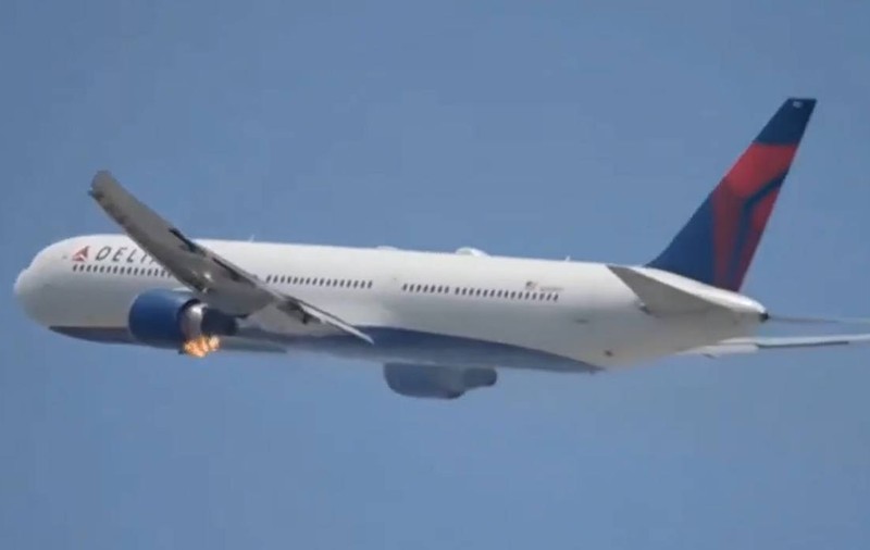 Momentul în care unui avion de pasageri Boeing i se aprinde motorul, imediat după decolare