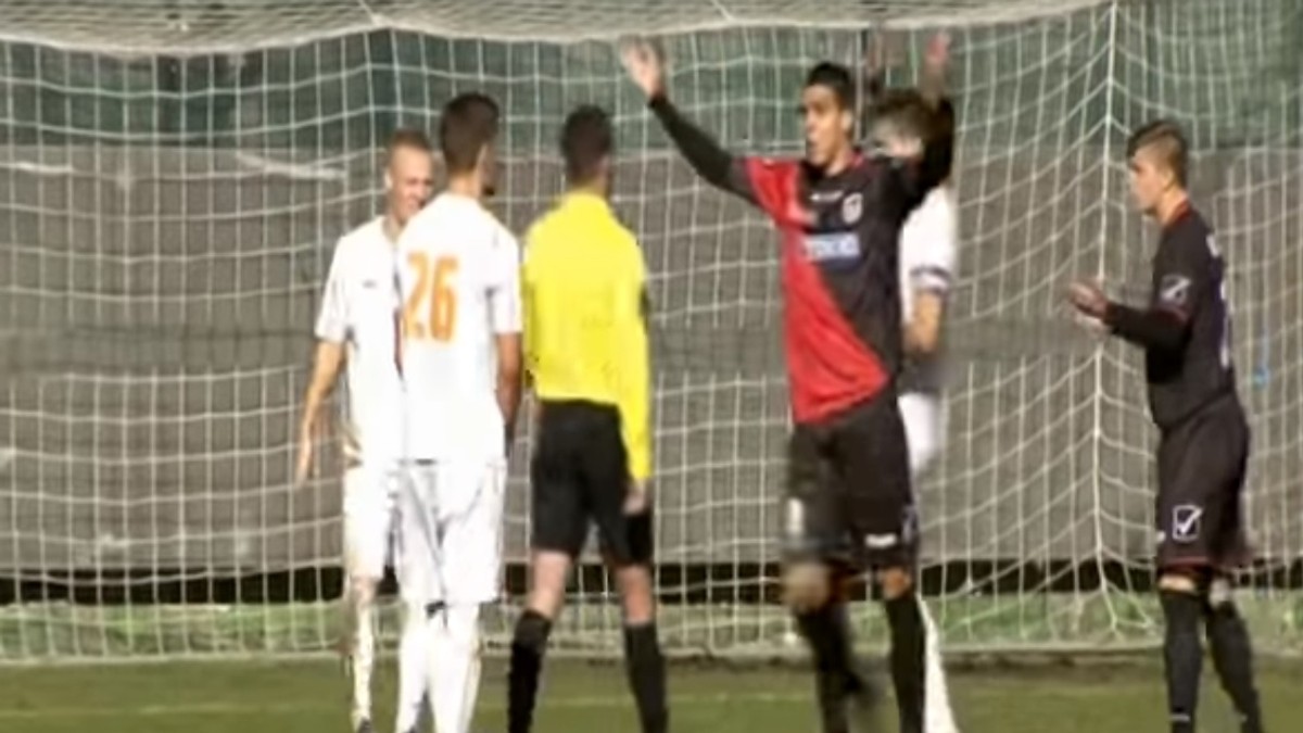 Jucătorii de la Sesvete (echipament închis) au protestat degeaba, fiindcă arbitrul a rămas ferm