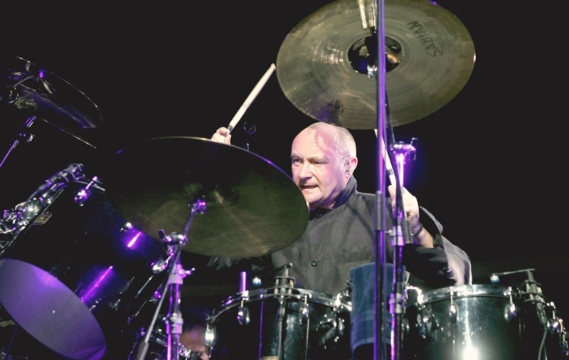 Phil Collins trebuie să-şi prindă beţele cu scoci de mâini pentru a cânta la tobe 