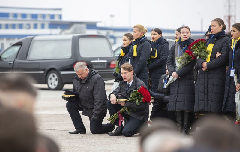 Piloții uciși în Iran, așteptați în genunchi de colegii lor! Imagini emoționante în Ucraina, la repartierea victimelor din avionul doborât