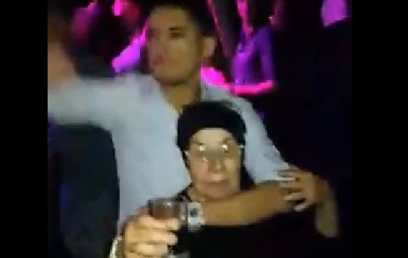 DE NECREZUT! ĂSTA e FILMULEȚUL care face FURORI în ROMÂNIA! Uite ce face un fotbalist DE LA NOI cu o BĂTRÂNĂ în CLUB! | VIDEO