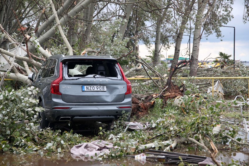 Mai multe mașini au fost avariate de furtună în stațiunea Halkidiki
