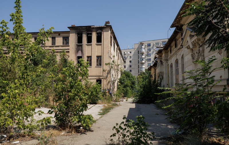 Școala „Ciocanul”, monument istoric din București, lăsată în paragină. A devenit loc de refugiu pentru consumatorii de droguri