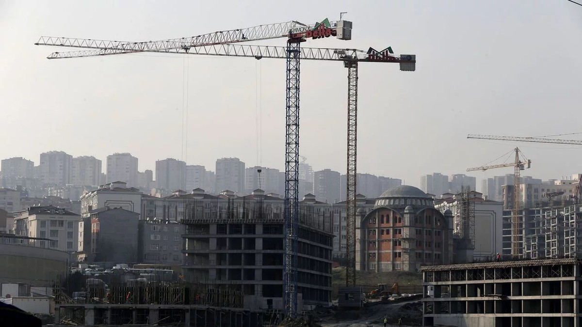 Economia își revine după șocul pandemiei: lucrările de construcții au crescut cu 20% în primele șapte luni. Statul a crescut investițiile. Macarale și construcții