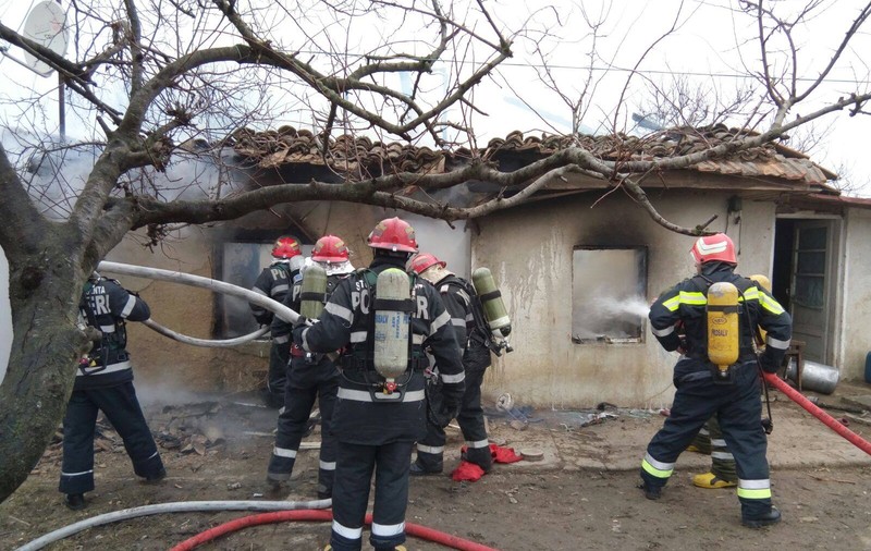 UPDATE: Incendiu în județul Constanța. Un copil de trei ani, găsit carbonizat în casa cuprinsă de flăcări