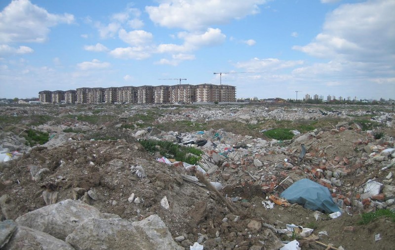 Cel mai poluat teren din București. ”Blocurile-fantomă” din sectorul 5 au născut 10 hectare de moloz